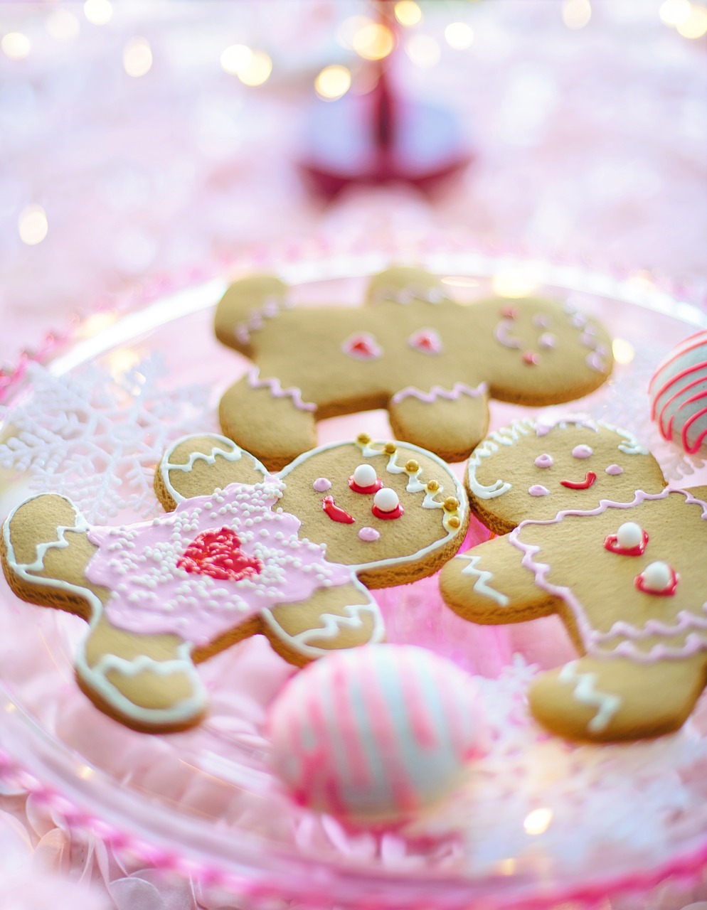 gingerbread men  women  cookies free photo