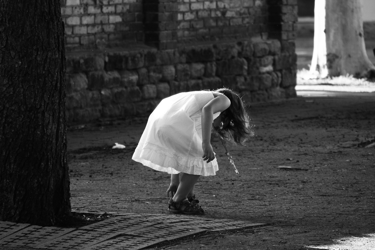 girl tie shoes child free photo