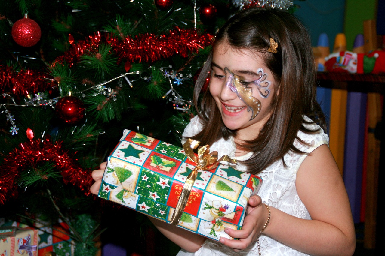 girl christmas gift free photo