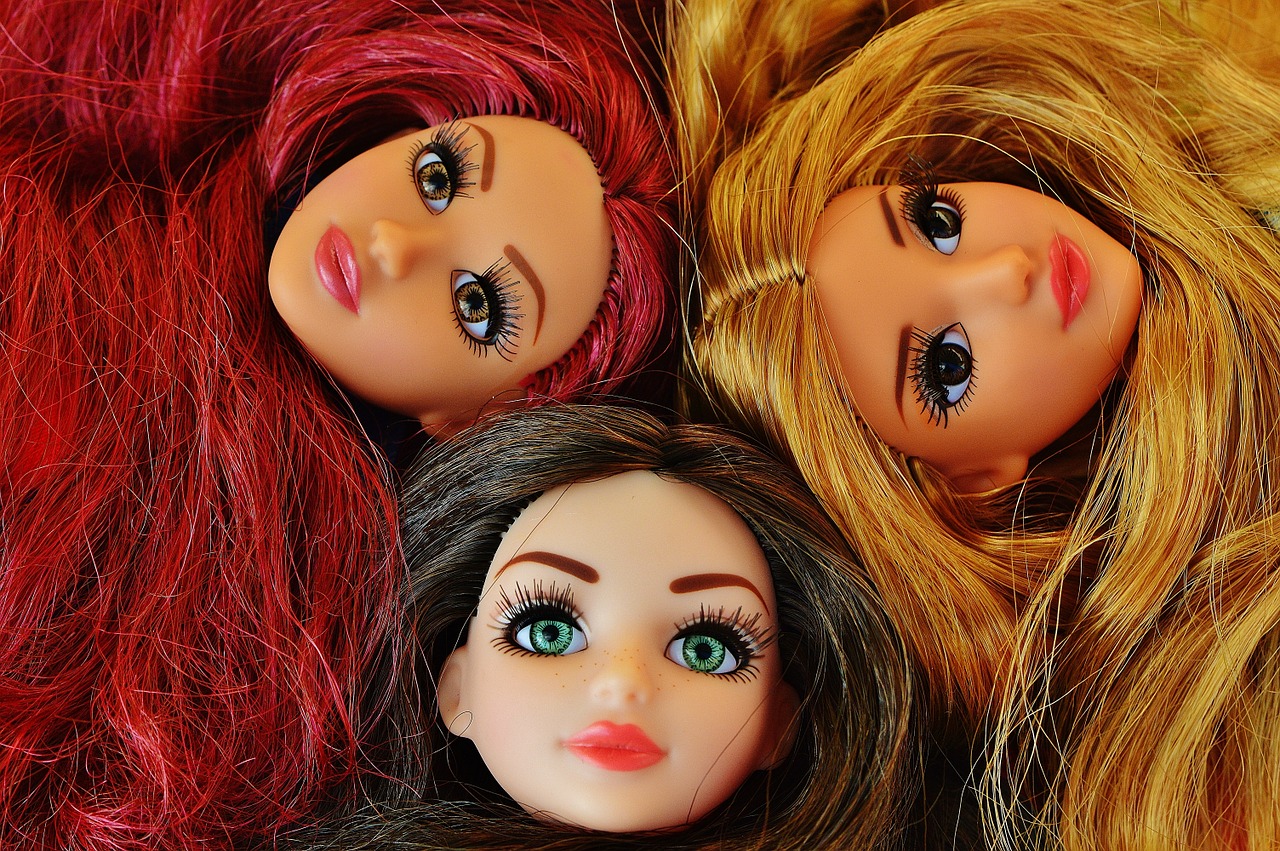 Три красивые куклы
