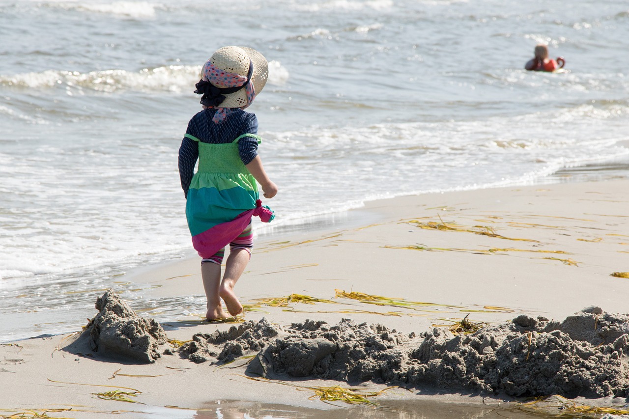 girl beach hat free photo