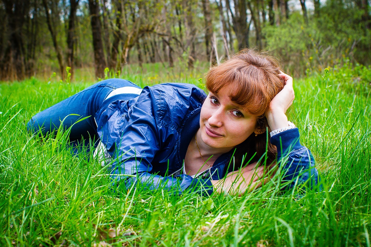 girl girl in the grass portrait free photo