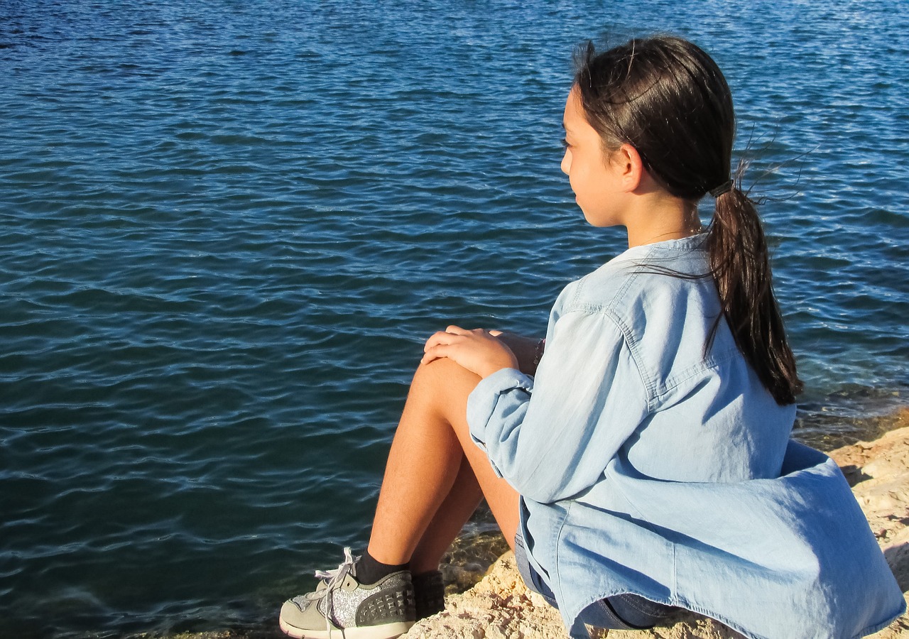 girl looking sea free photo