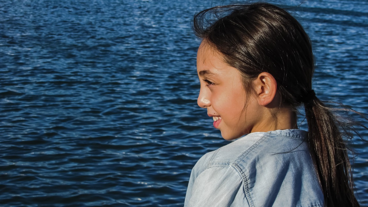 girl looking sea free photo