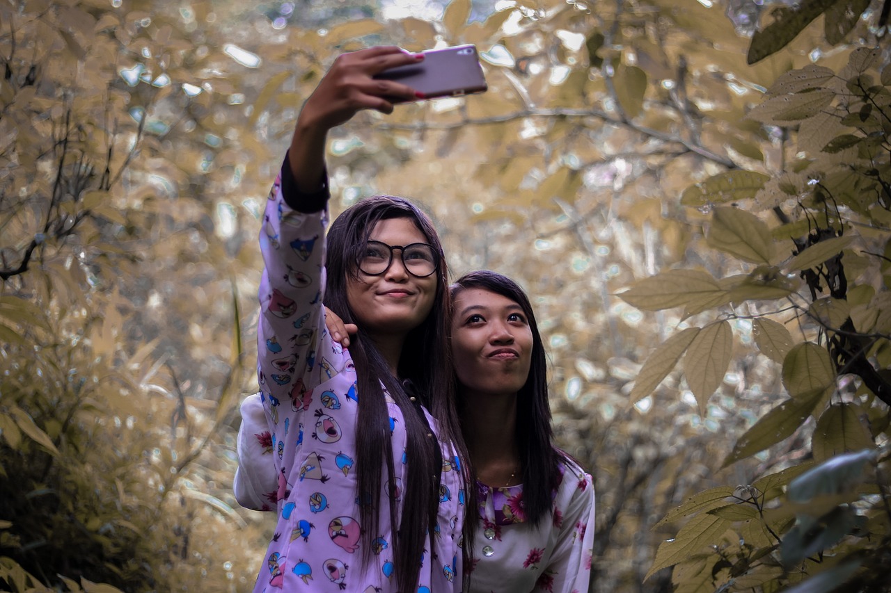 girl selfi leaf free photo