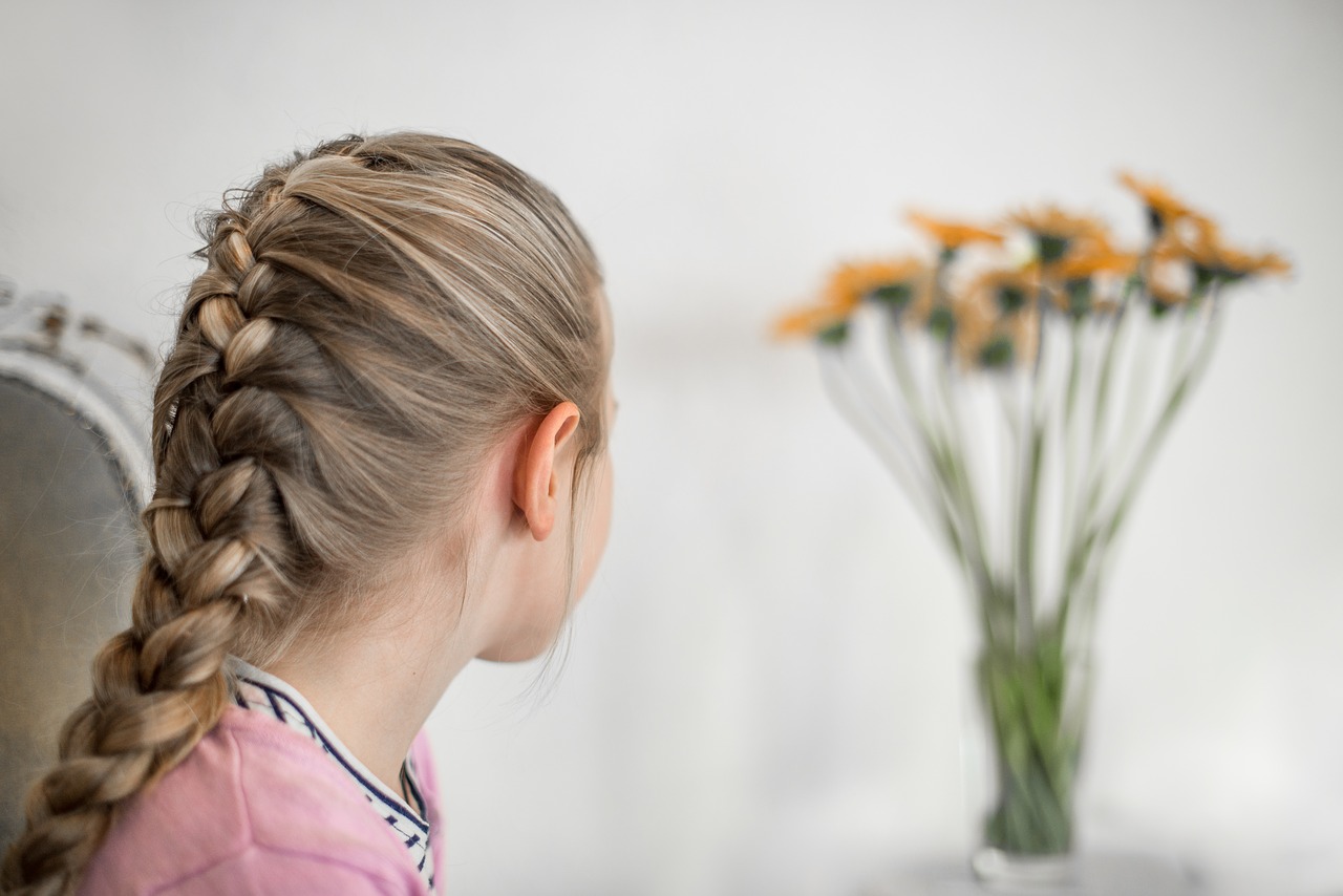 girl looking bouquet free photo