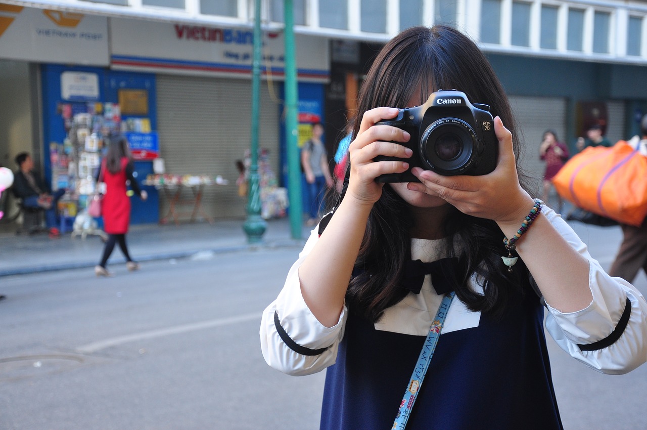 Кореянка с фотоаппаратом