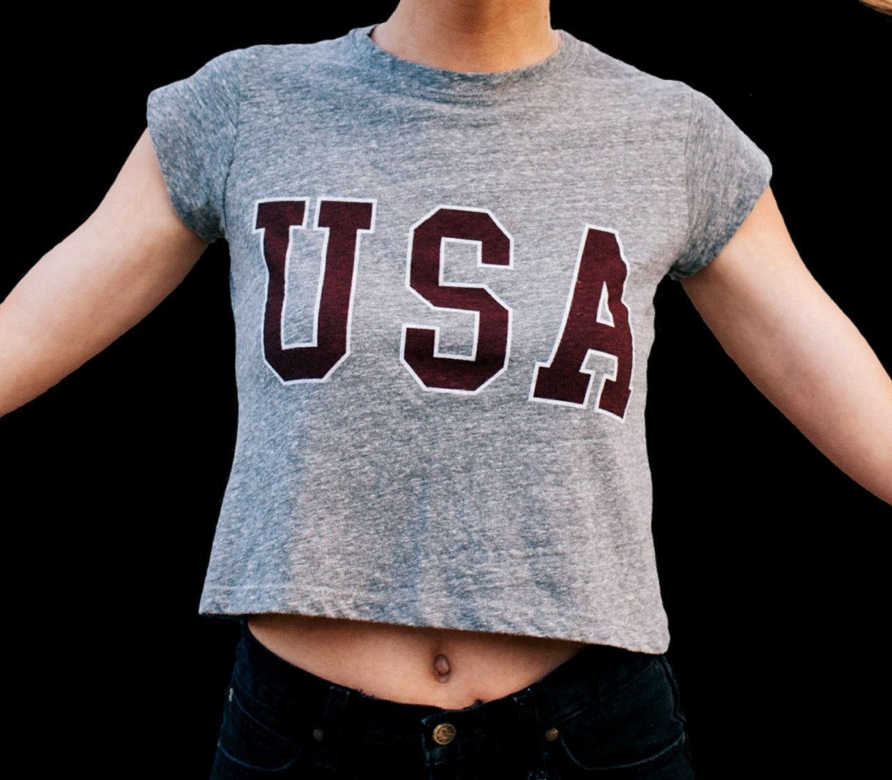 Девушка в футболке USA