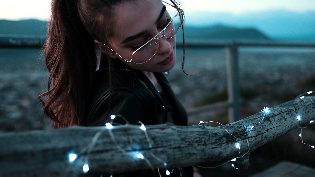 girl garland evening free photo