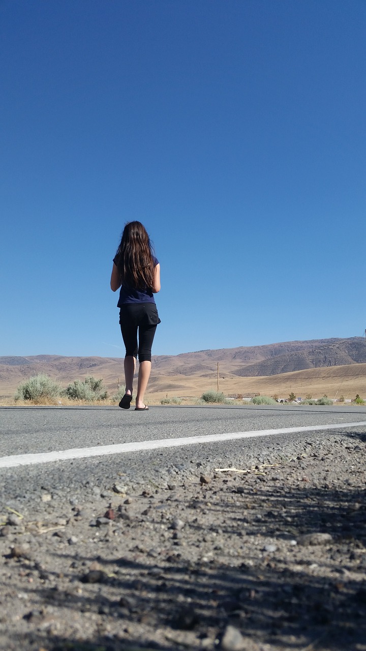 girl  walking  mountain free photo