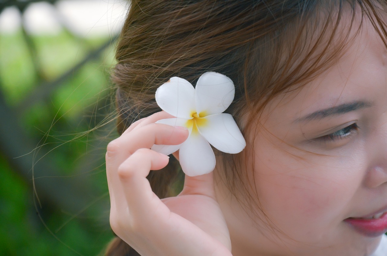 girl  corsage flower  white flowers free photo