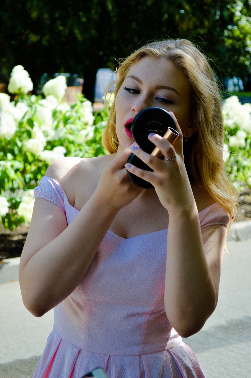 girl  the mirror  pomade free photo