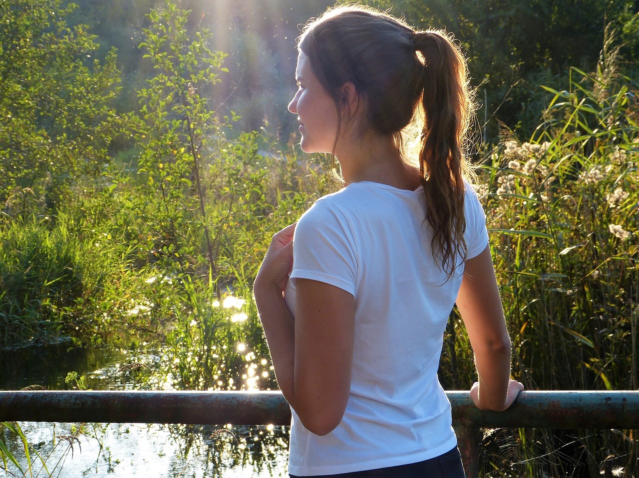 girl  woman  river free photo