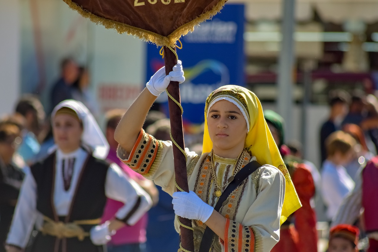 girl  costume  traditional free photo