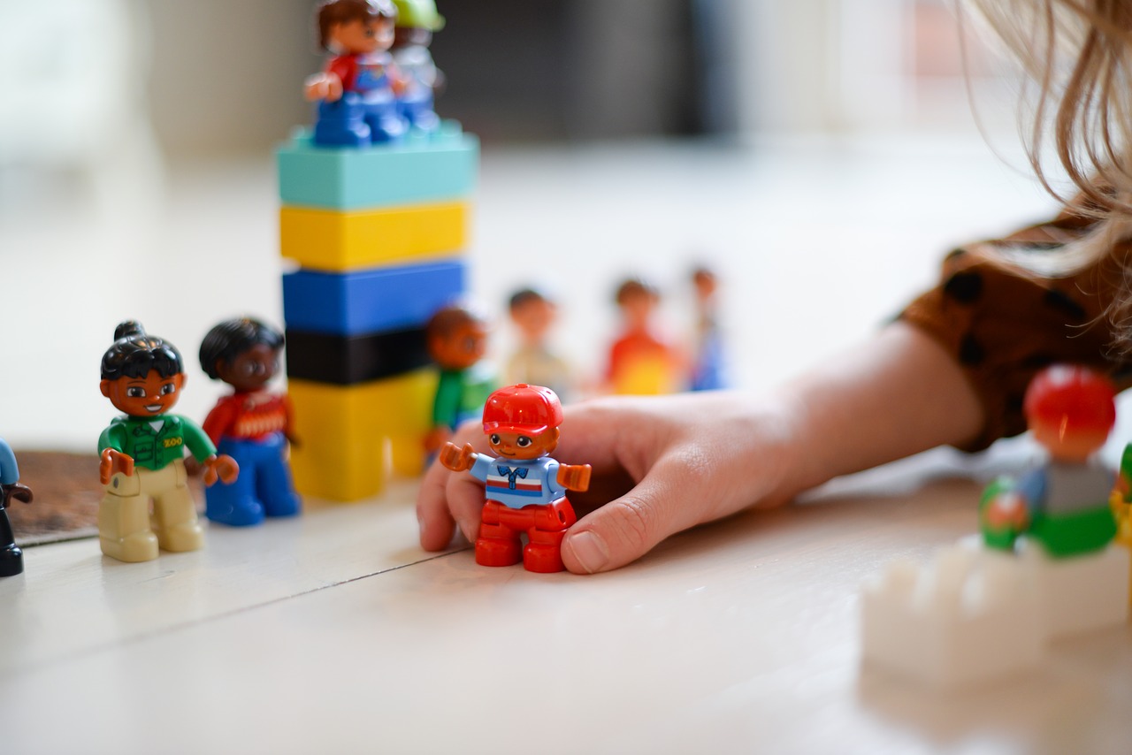 girl  playing  toy free photo