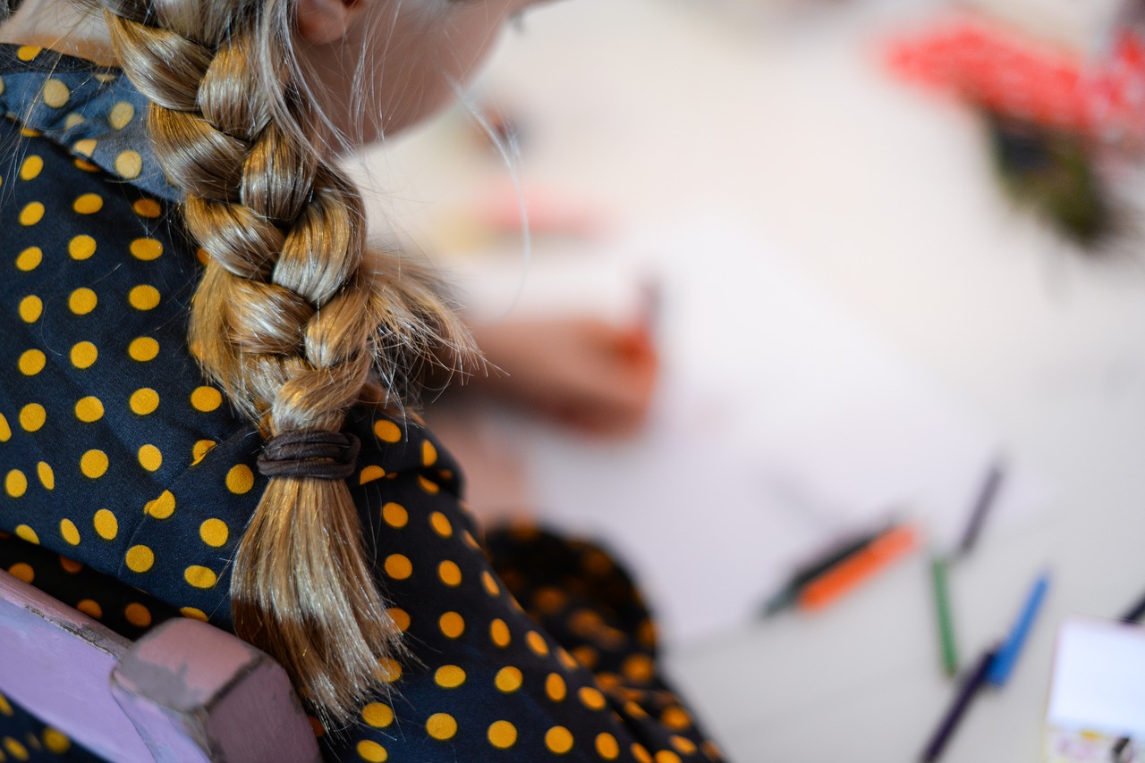 Download free photo of Girl, desk, drawing, table, creative - from needpix.com