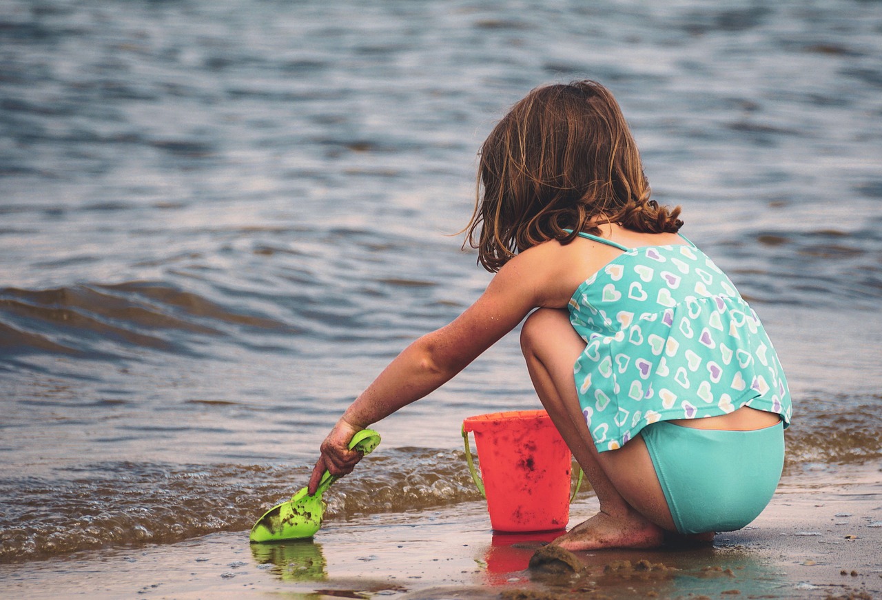 girl  play  sand free photo