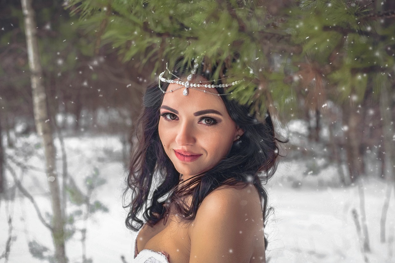 girl  snow  crown free photo