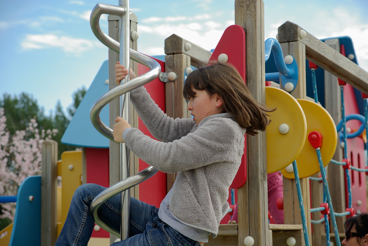 girl children's games climbing free photo