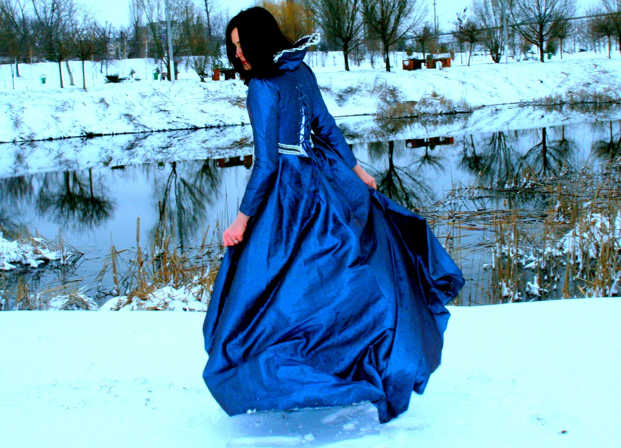 Rüyada Başkasının Mavi Elbise Giydiğini Görmek ve Bakmak