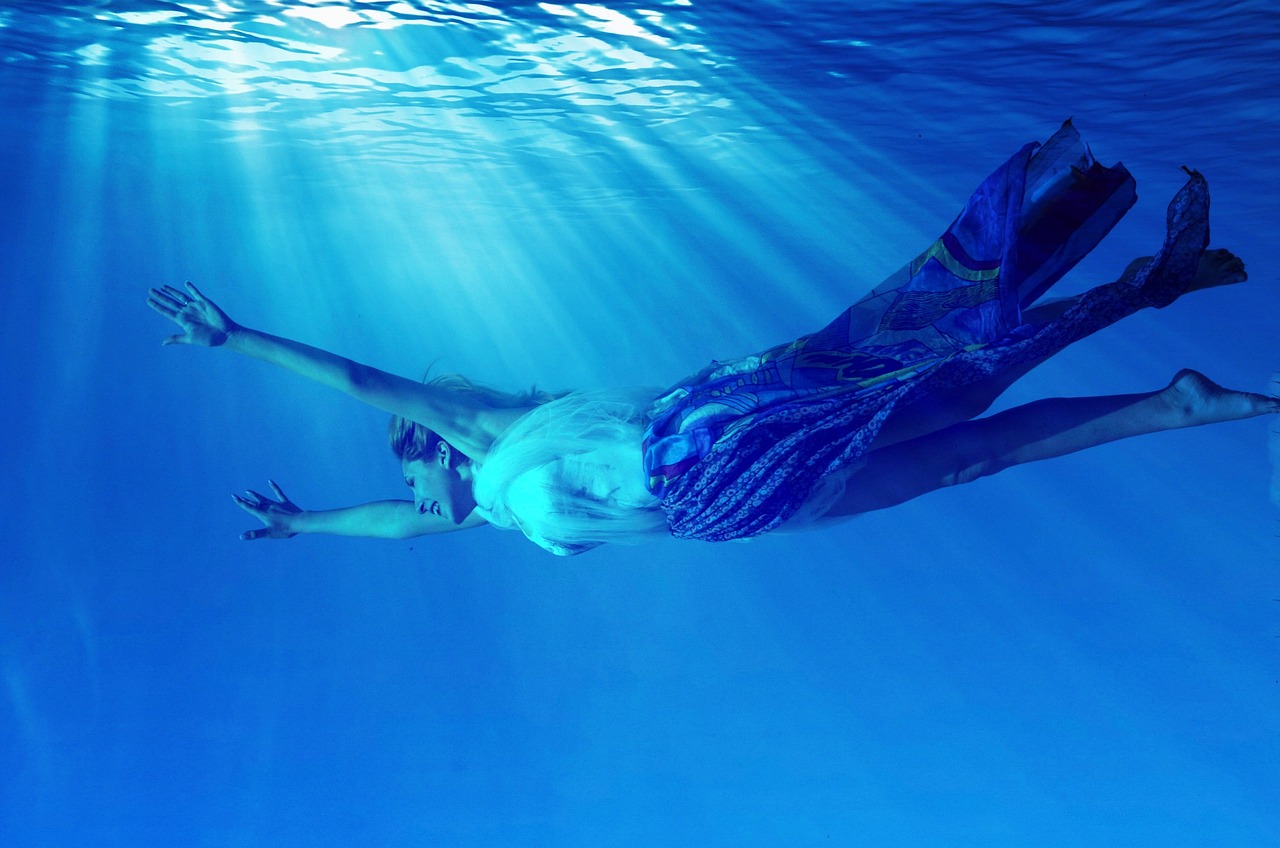 girl swim underwater free photo