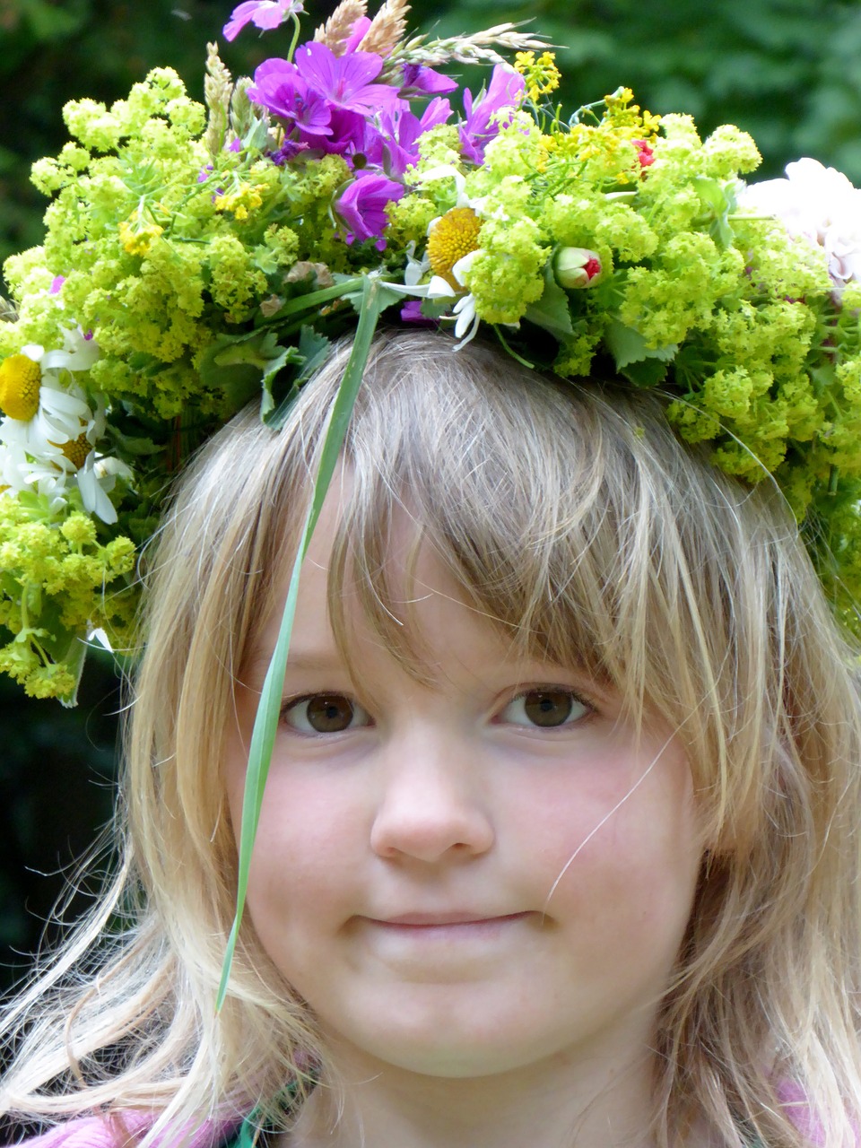 girl queen floral wreath free photo