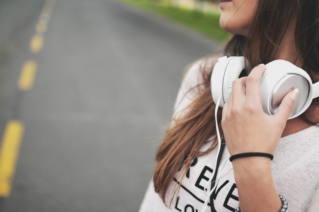 girl music headphones free photo