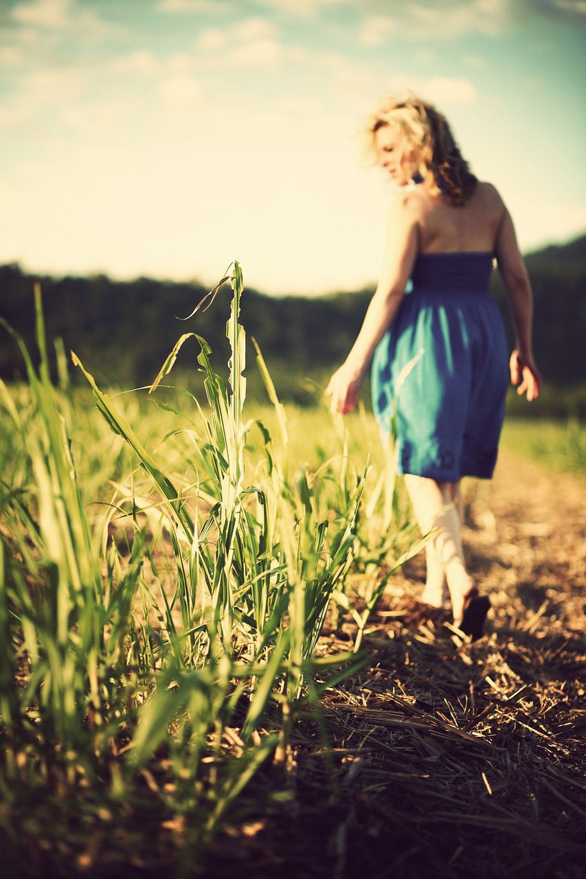 girl woman field free photo