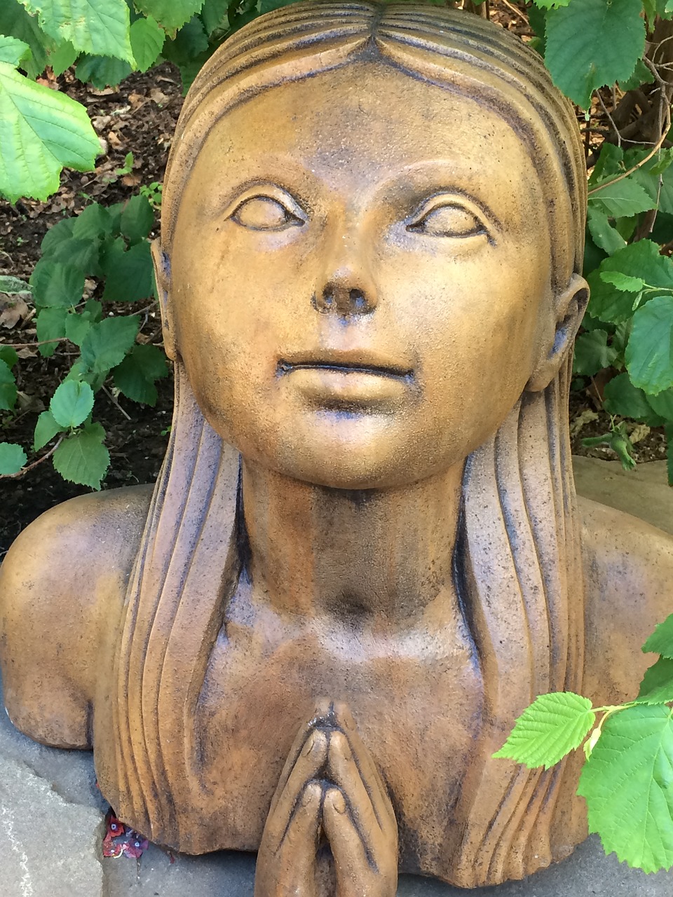 girl statue garden decoration praying free photo