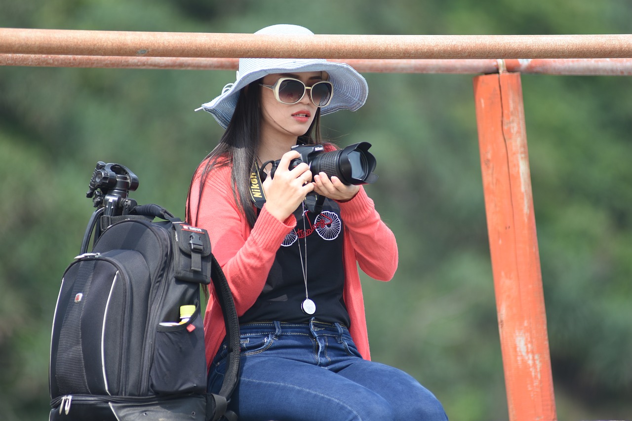 girl with camera dynamic proactive picnic free photo