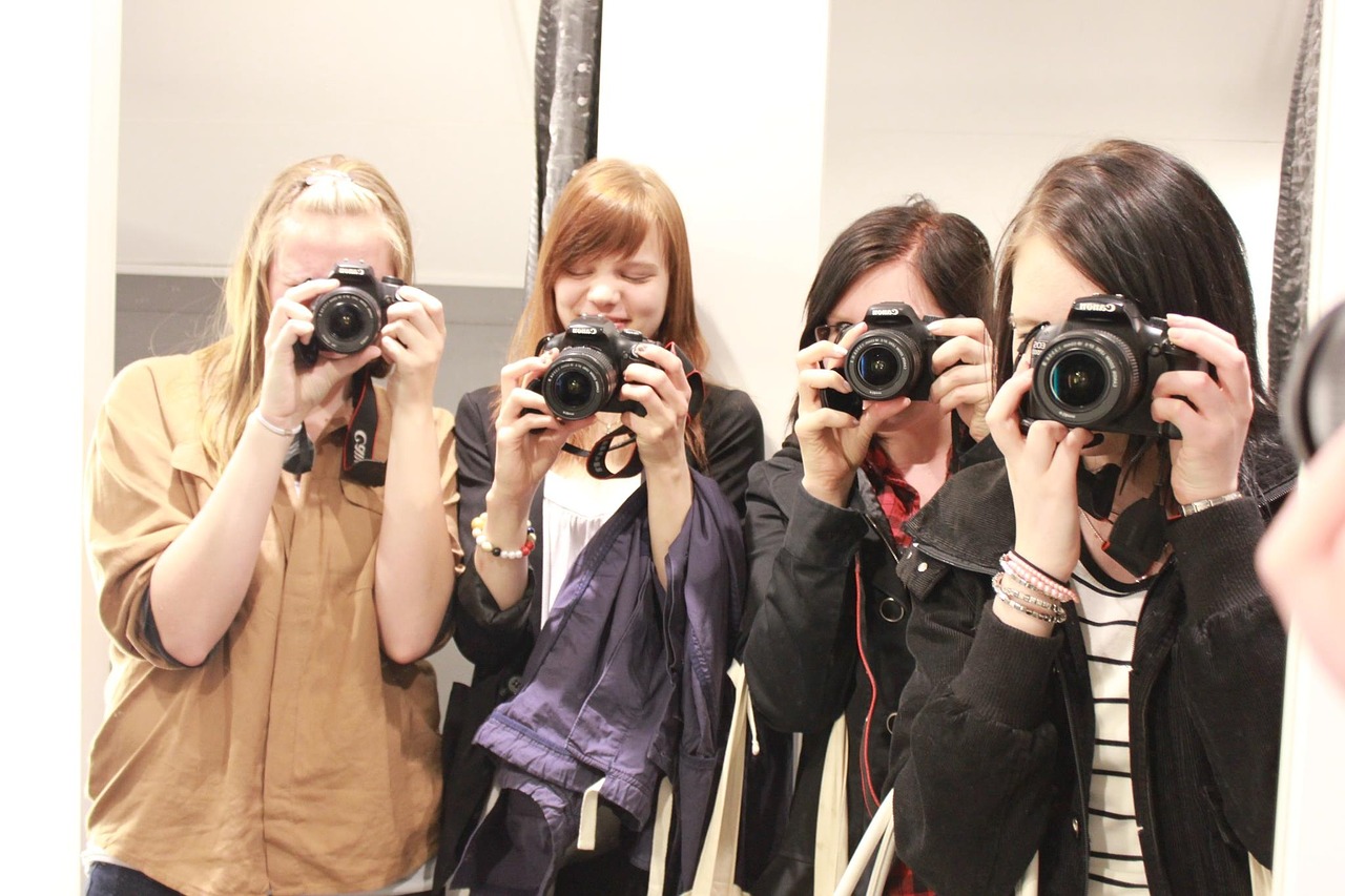 girls canon camera free photo