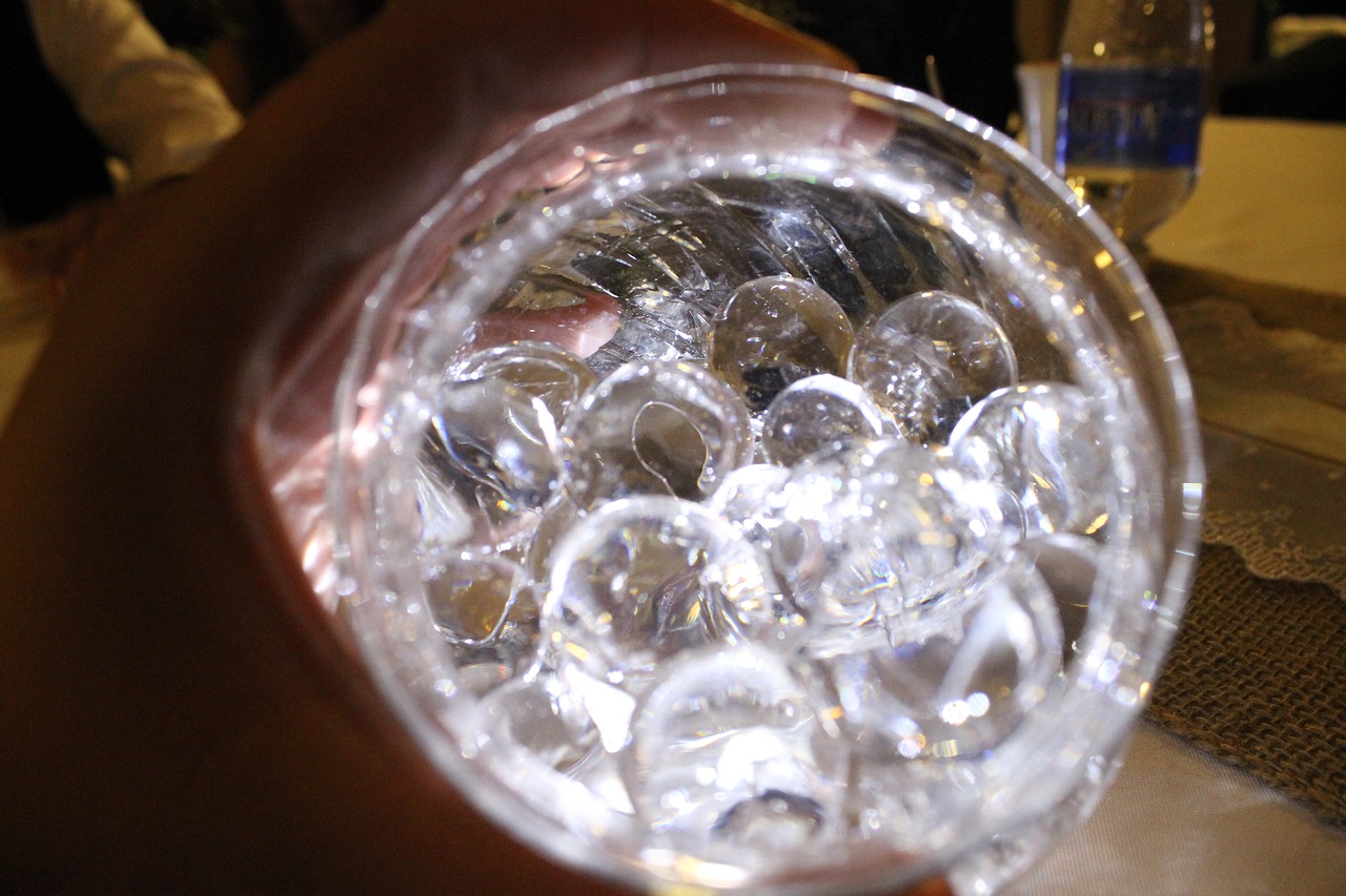 Разбей шаром стекло. Разбитый стеклянный шарик. Большой бокал с стеклянными шариками. Оптимизация посеребрения стеклянных шаров.