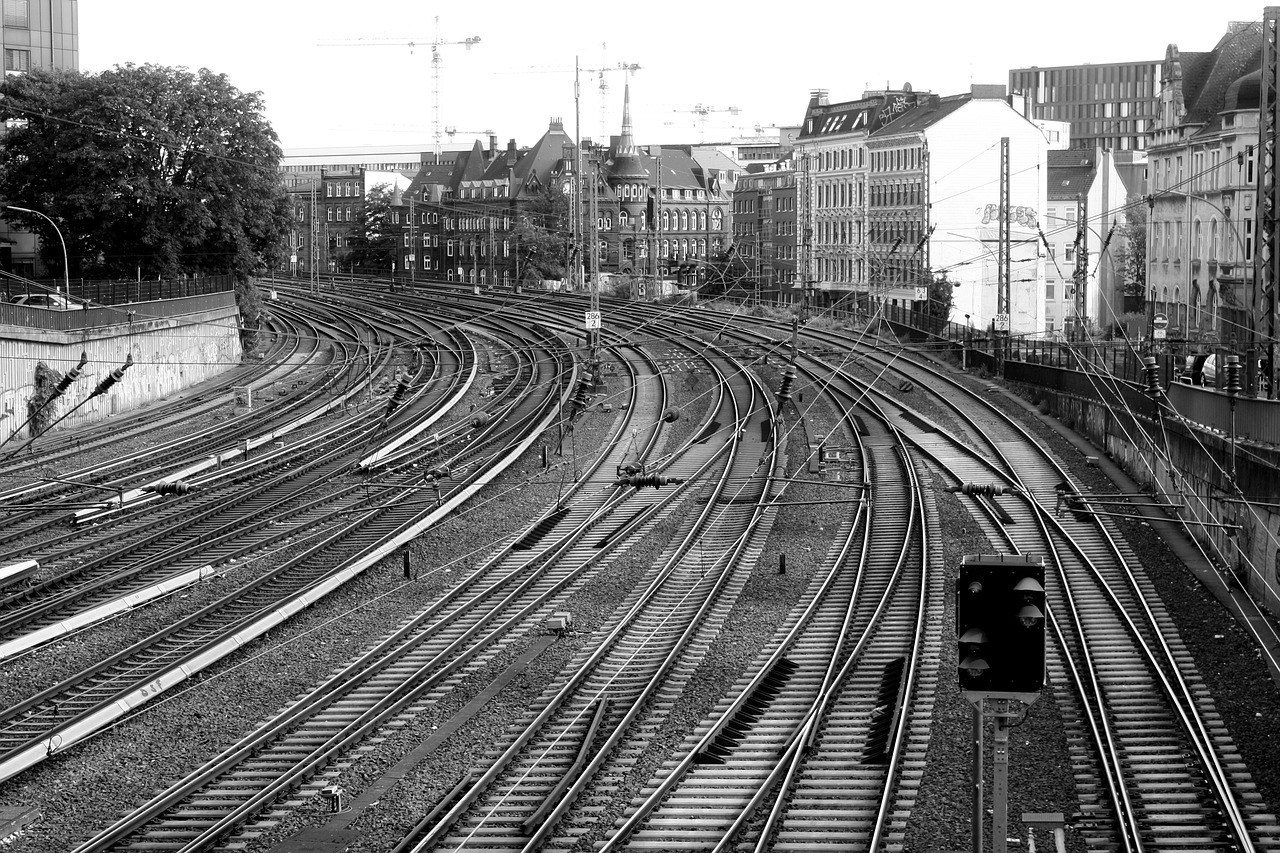 gleise  rails  central station free photo