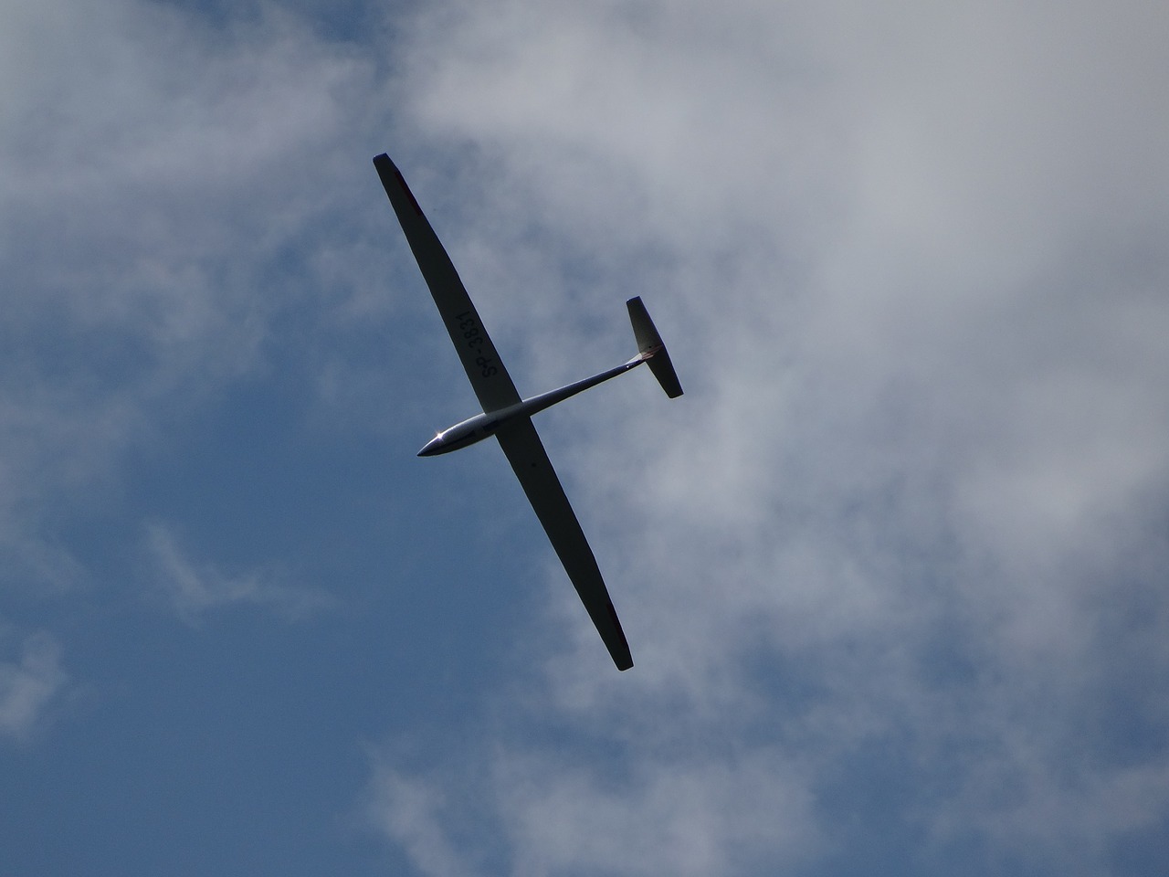 glider flying the height of the free photo