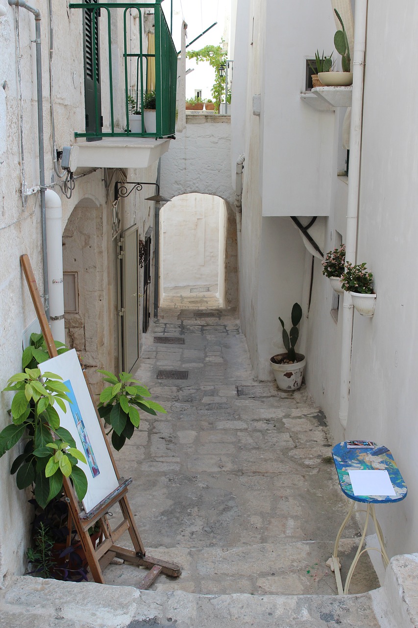 glimpse white historical centre free photo