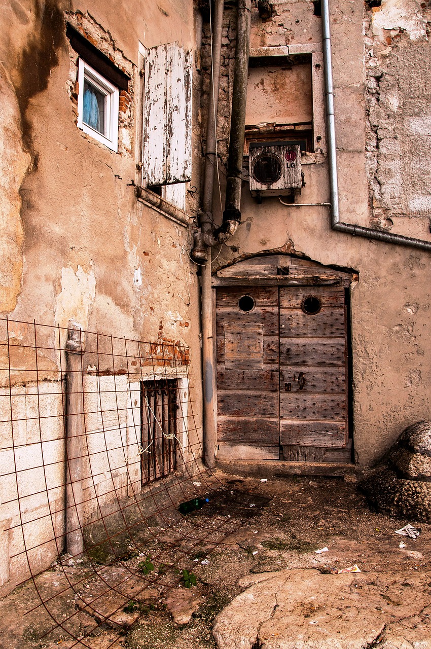 glimpse old houses door free photo