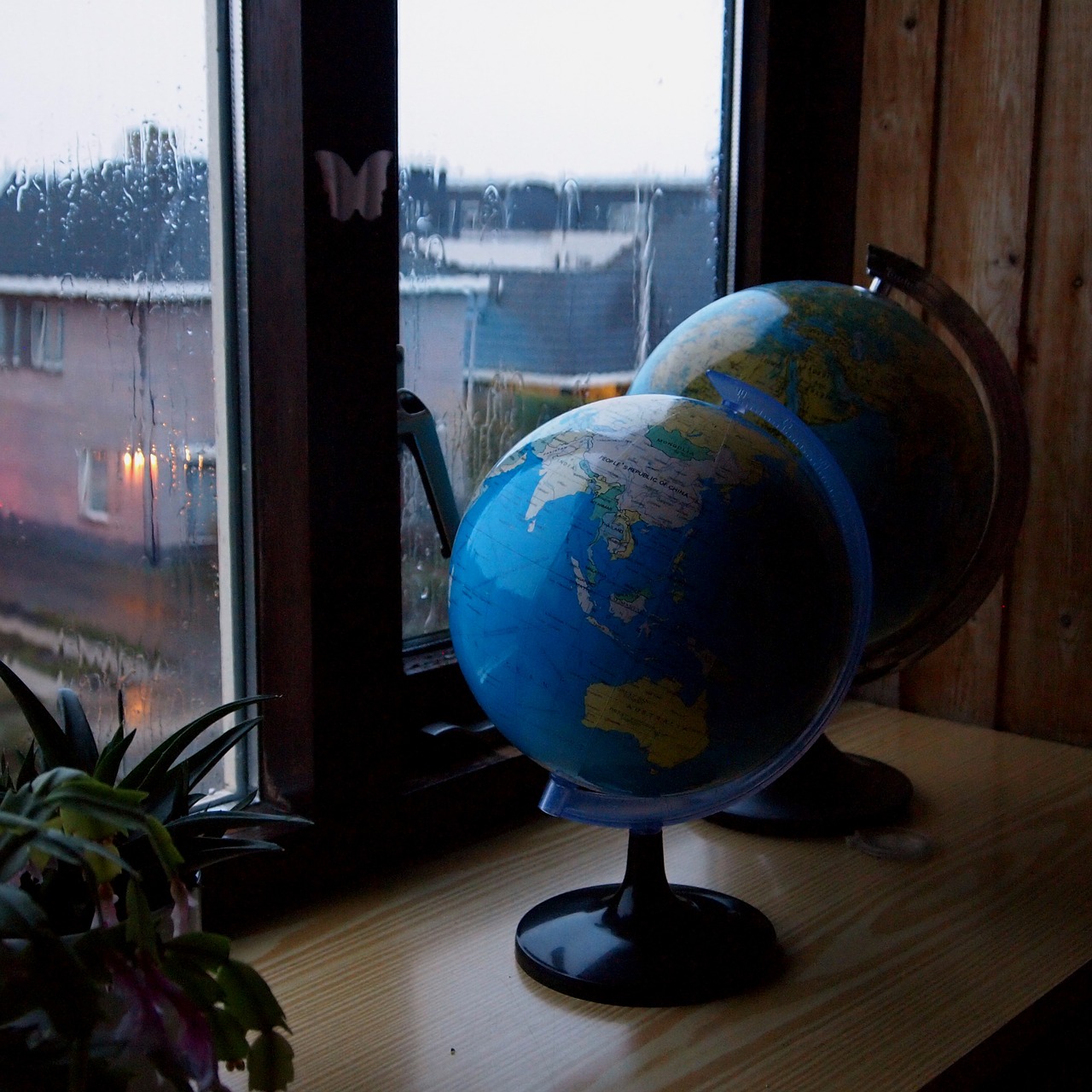 globe window sill rain free photo