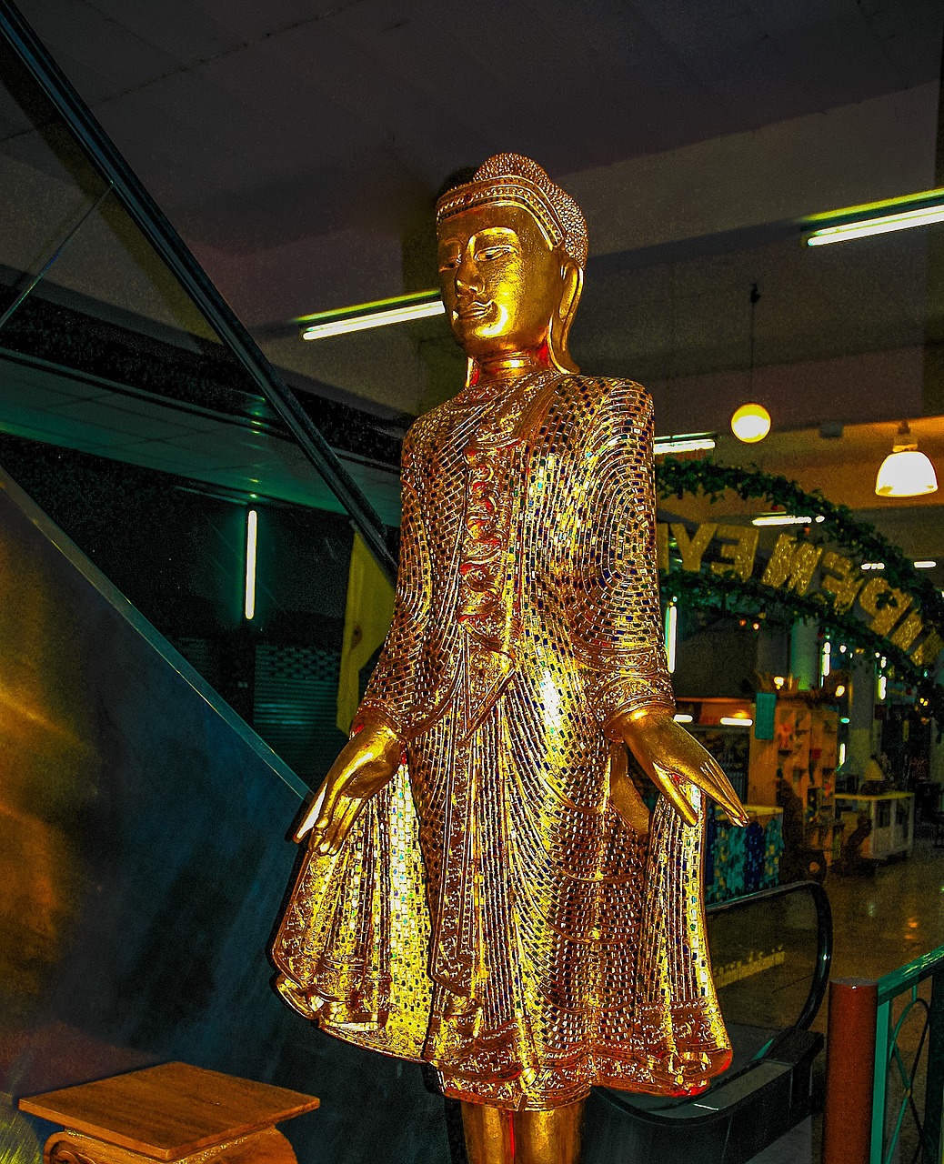 golden lady figurine sculpture sparkle free photo
