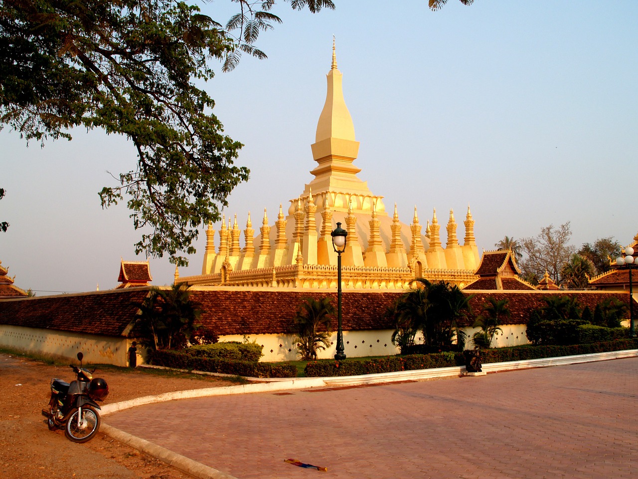 golden pagoda pagoda wat pha-that luang free photo