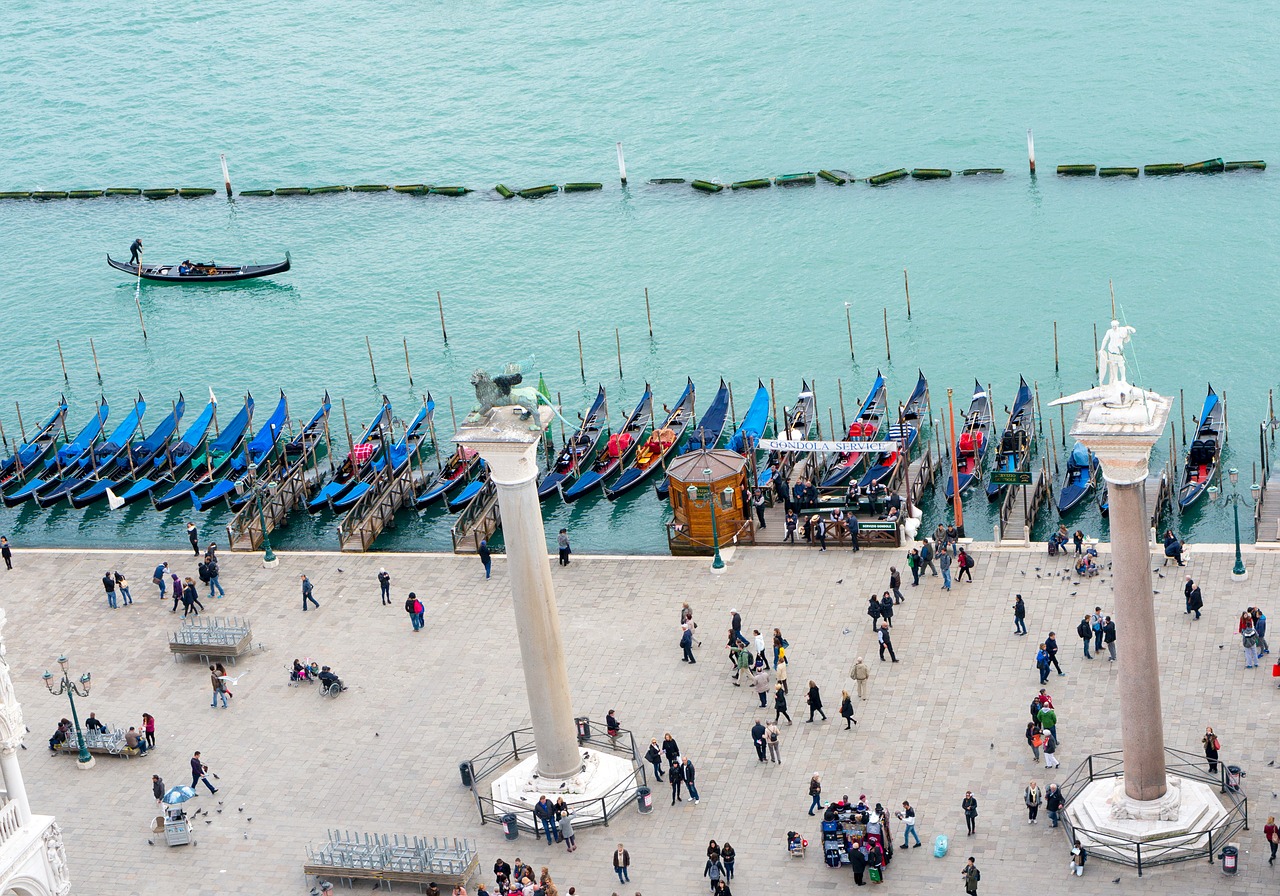 gondola boats venice free photo