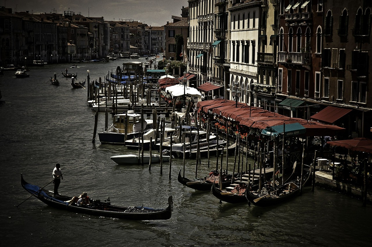gondola canal venice free photo