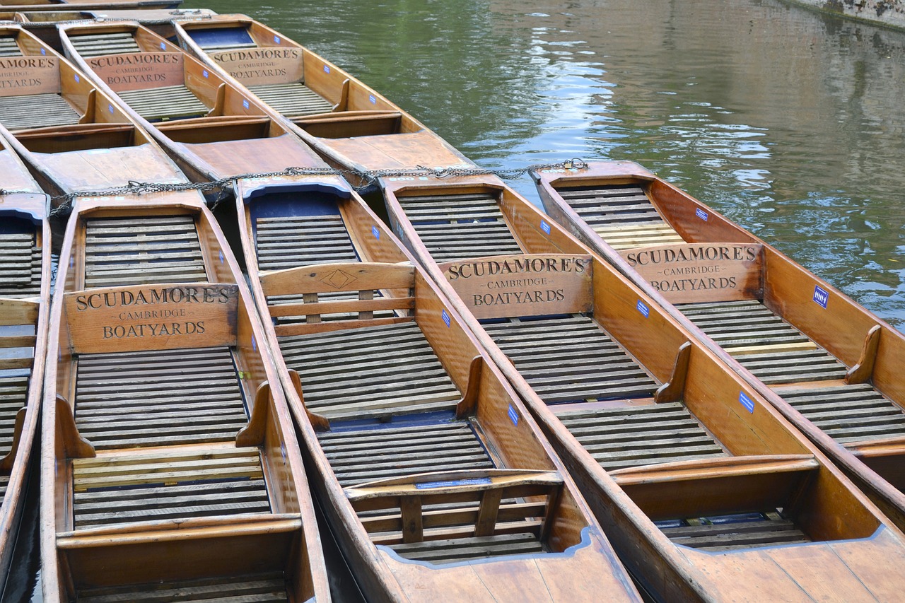 gondolier  boats  canal free photo