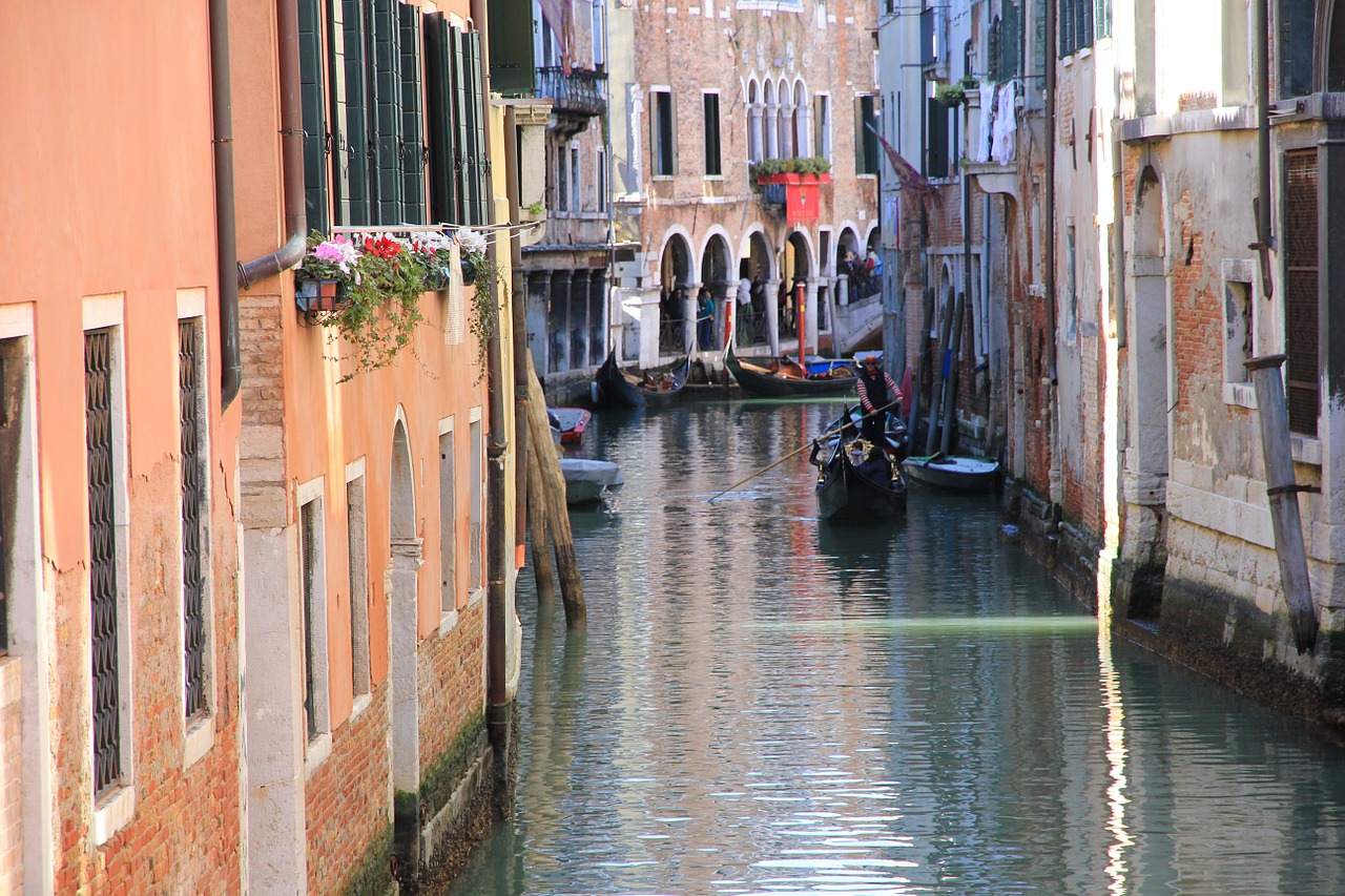 gondoliers channels water free photo