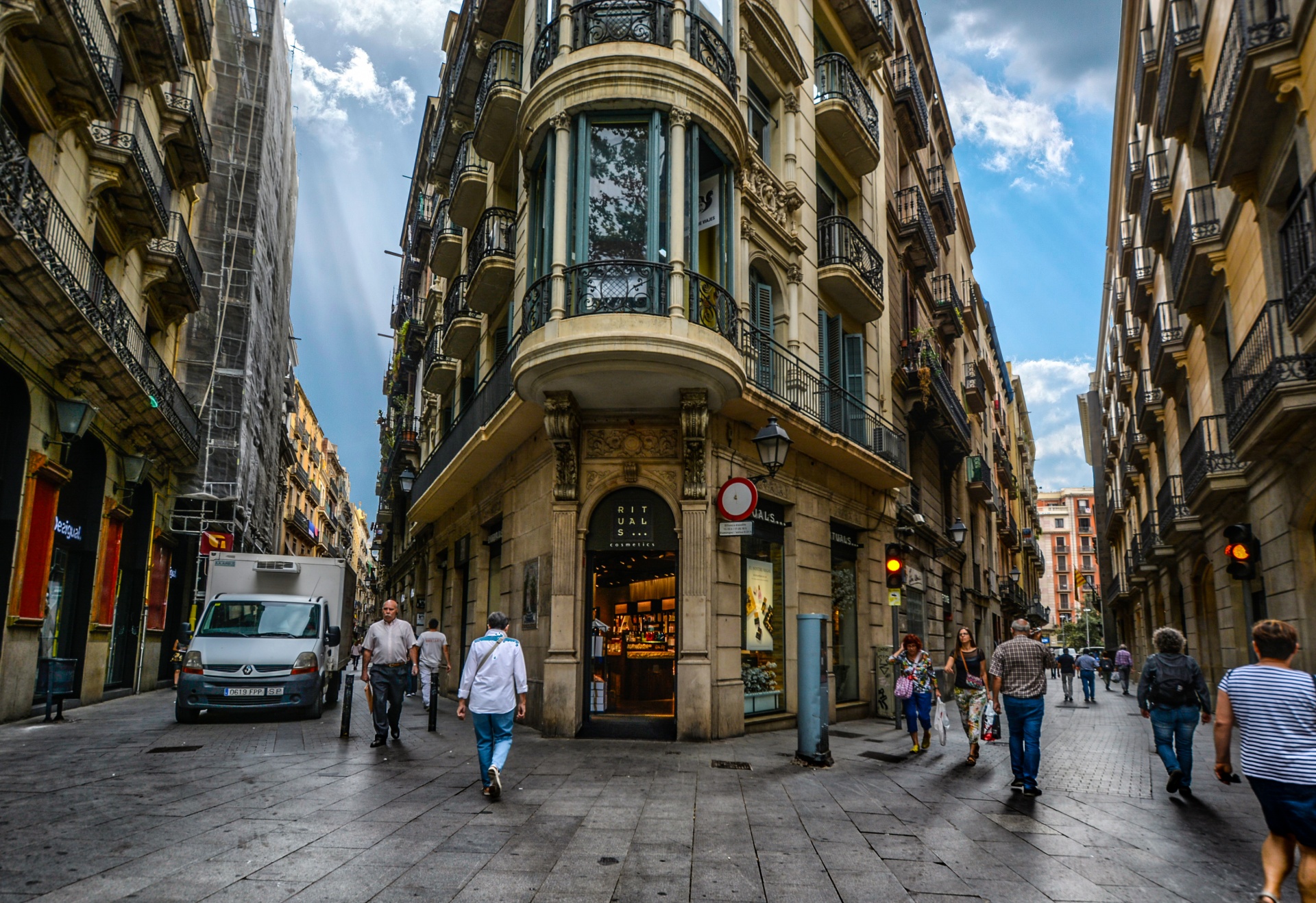 barcelona gothic quarter free photo