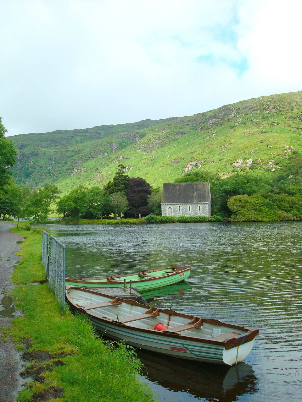 gouganbarra  hotel  lake free photo