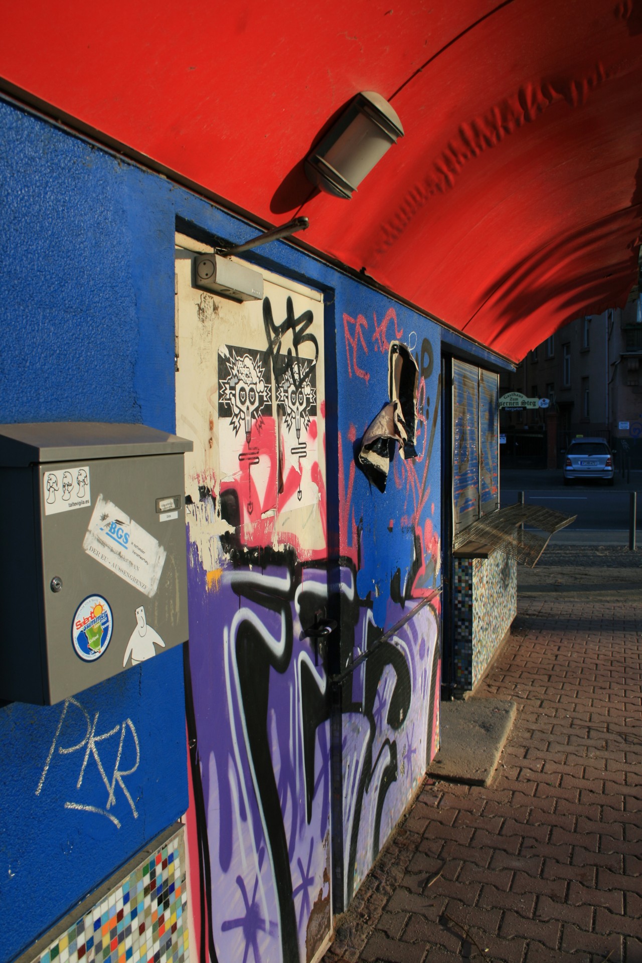 frankfurt graffiti building free photo