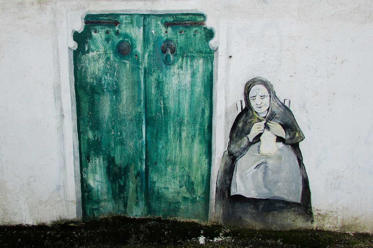 Graffiti Painting Old House Old Woman Door Free Image From