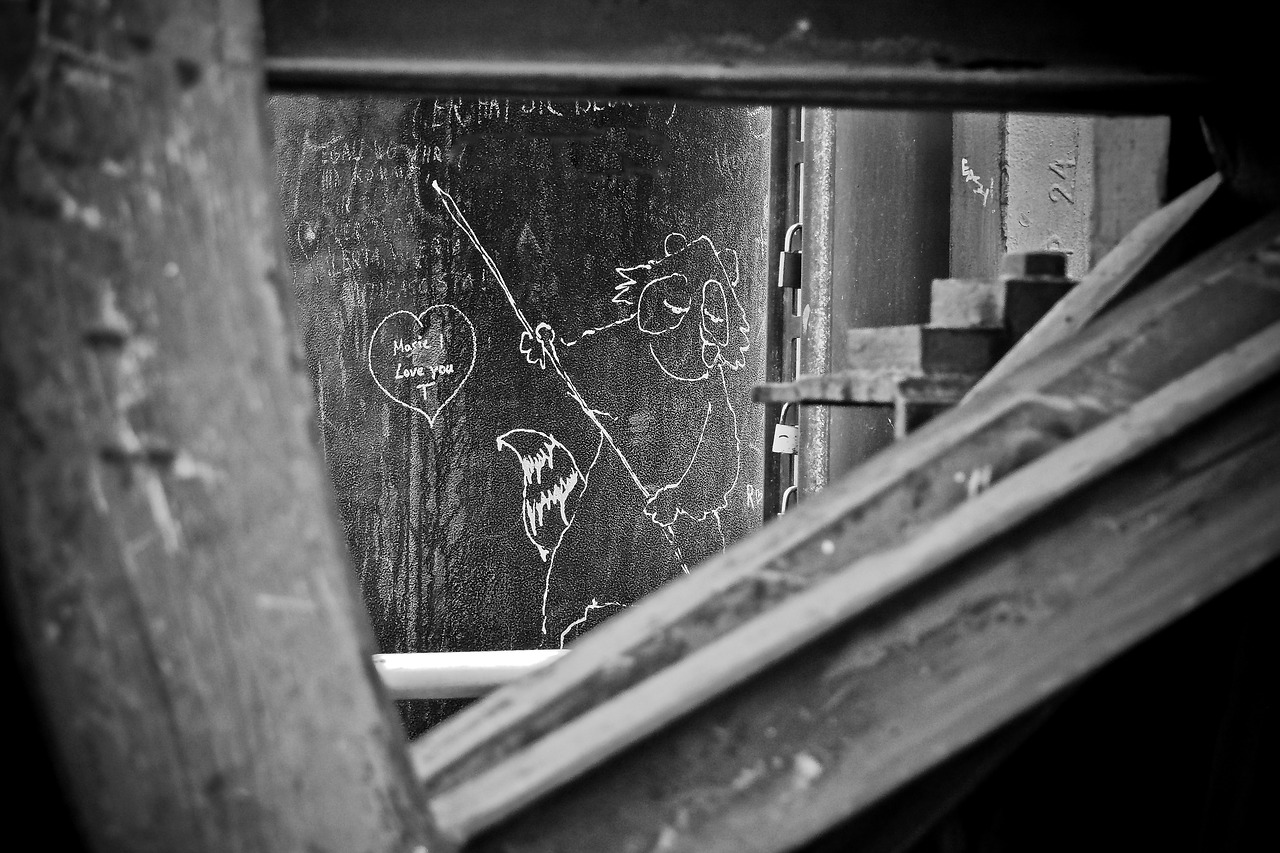 graffiti old building free photo