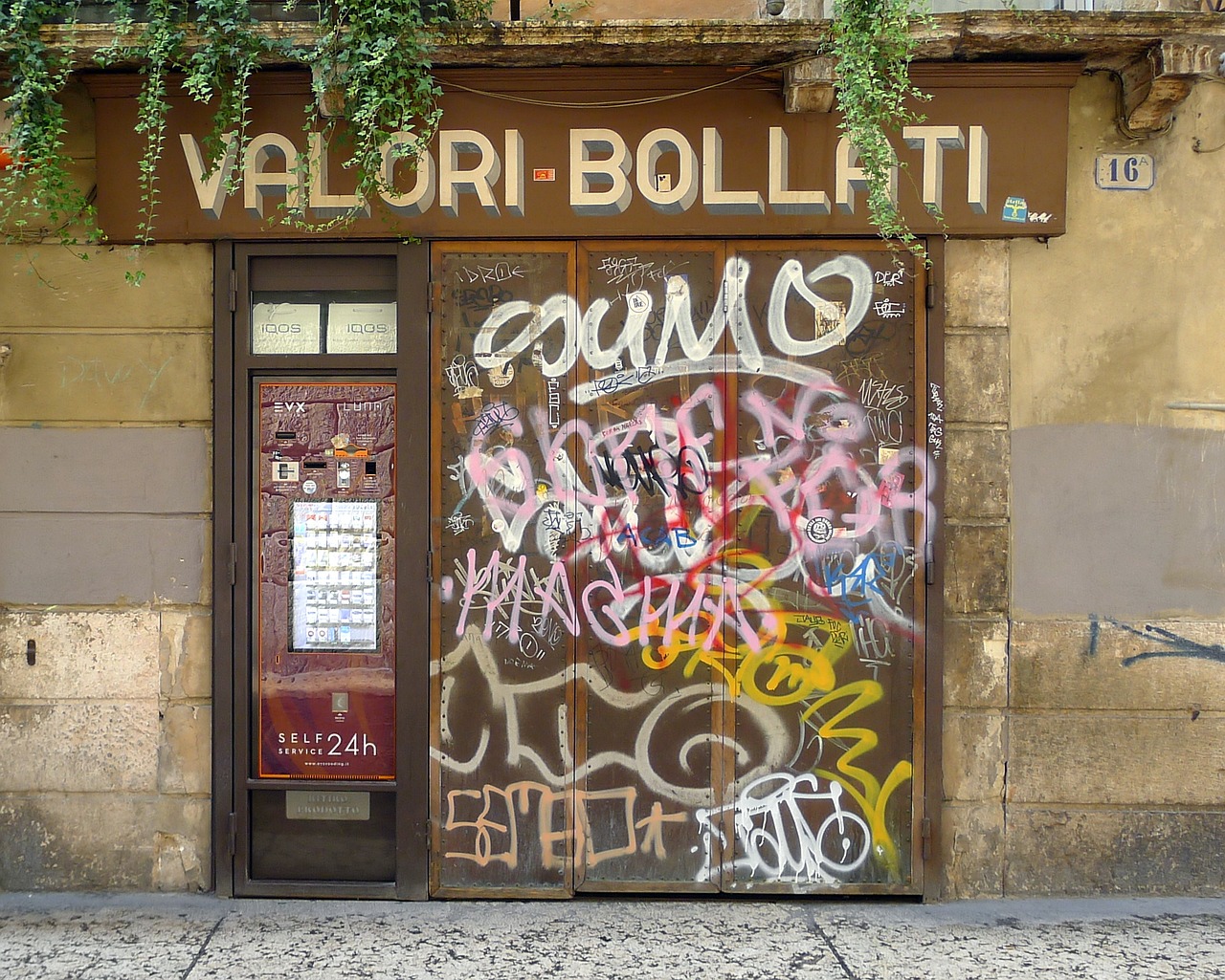 graffiti verona old town free photo