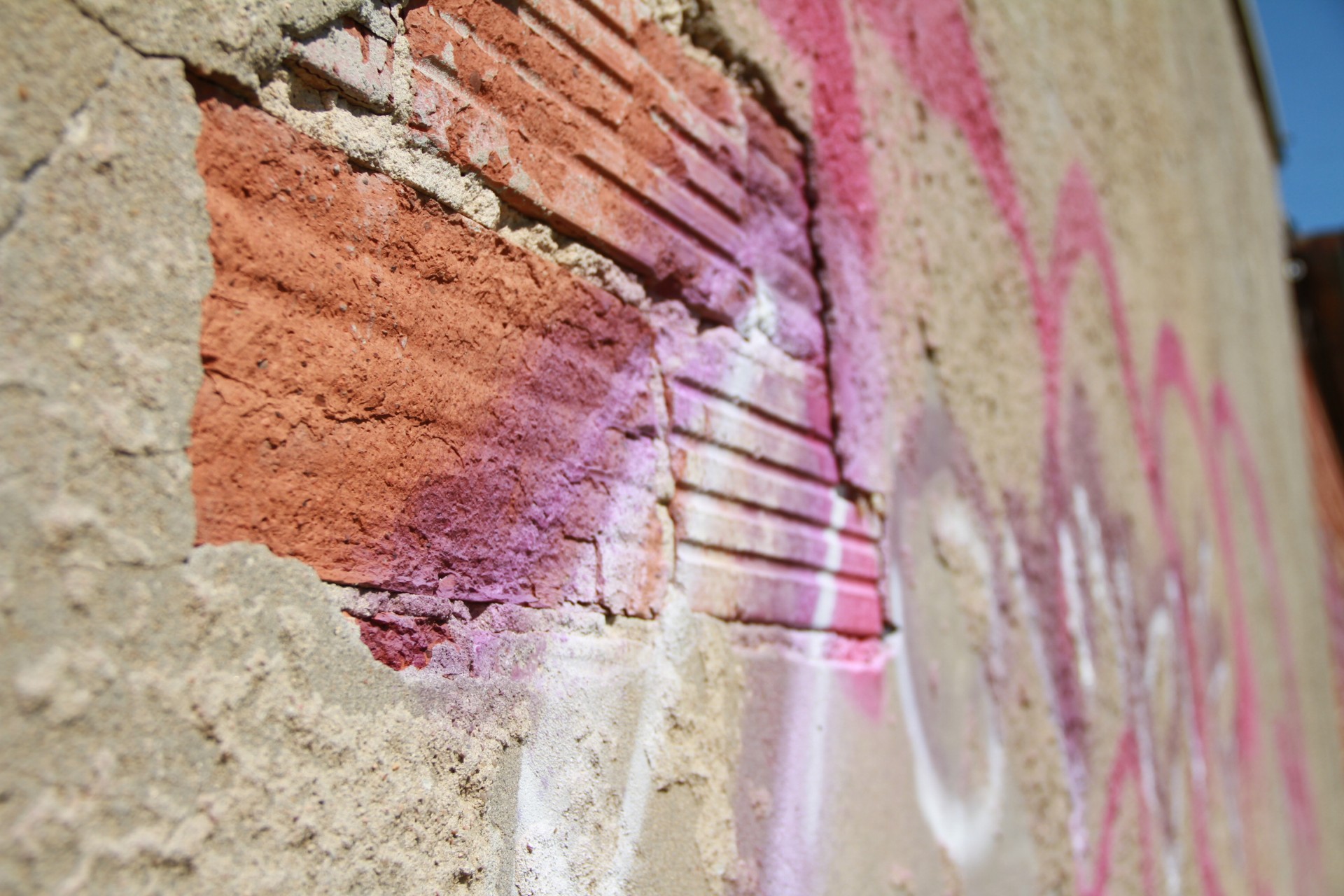 graffiti pink wall free photo